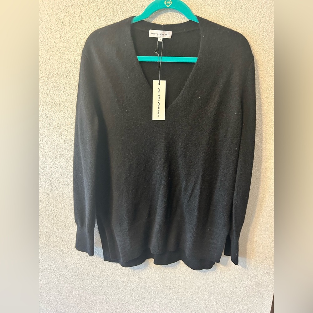 NEVER WORN 100% Cashmere V neck Sweater in Black.